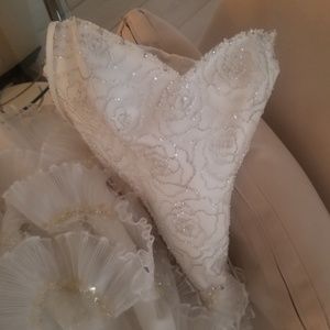 Wedding Gown by Enzoani, Sweetheart neckline.